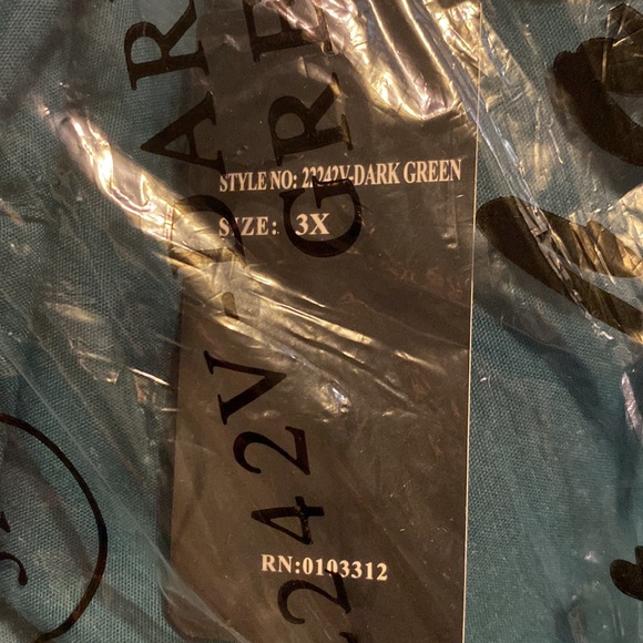 Brand new x3 scrub uniform. Dark green - Picture 3 of 4